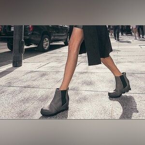 Sorel Joan Of Arctic Wedge II Chelsea Wedge Boots Size 7.5